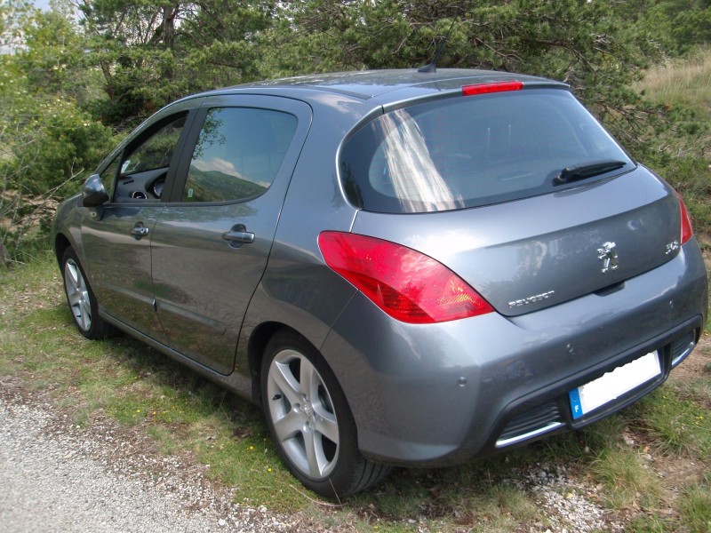 Peugeot 308PremiumPackHDi110FAP 051b.jpg