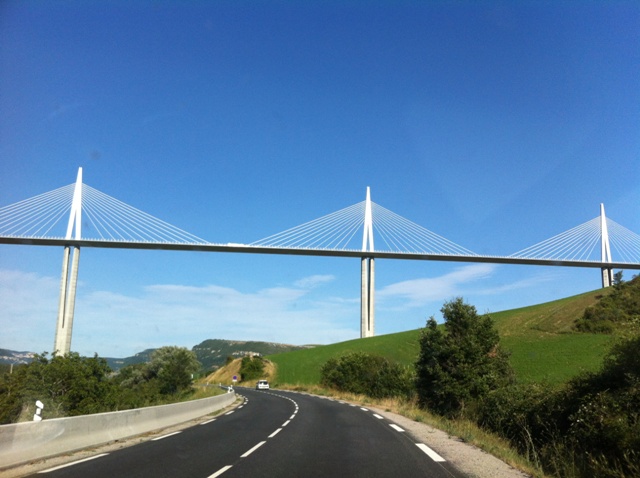 14août- millau depuis la voiture.jpg