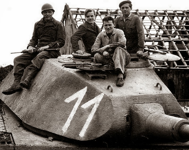 Tiger_2_tank_porsche_turret_11_with_zimmerit.jpg