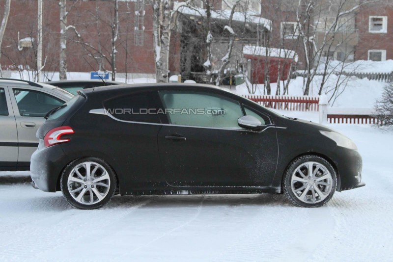 peugeot-208-gti-spyshot-mulet-05.jpg